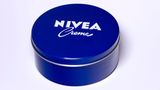 Hautpflege: Ein Regal weiter im Drogeriemarkt führt kein Weg an Nivea vorbei. Auf Platz zwei liegt das ebenfalls von Beiersdorf hergestellte Eucerin, gefolgt vom Bayer-Produkt Bepanthen und Sebamed.