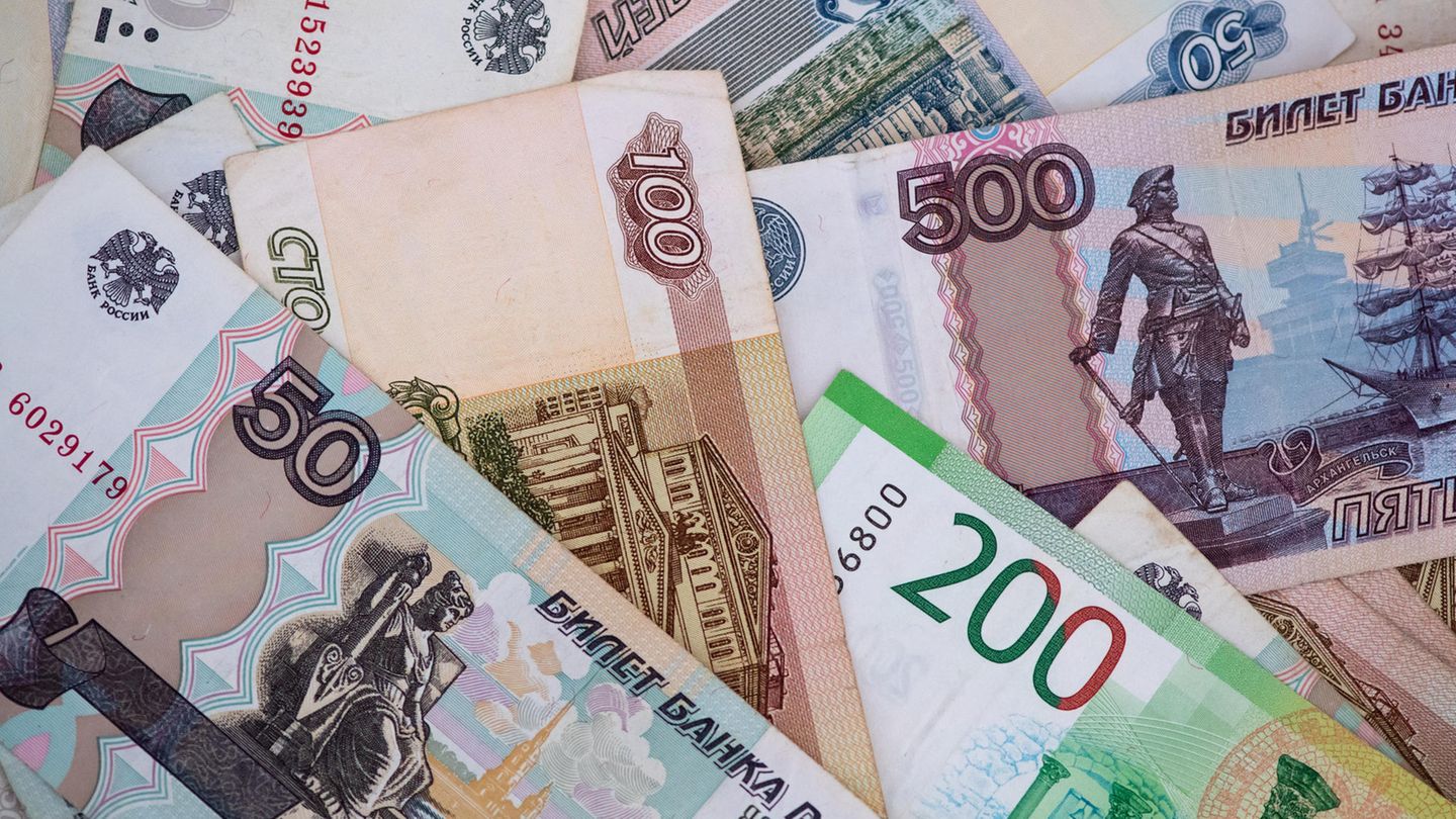 Wie viel Geld fließt für Energielieferungen aus Deutschland nach Russland und in welcher Währung?