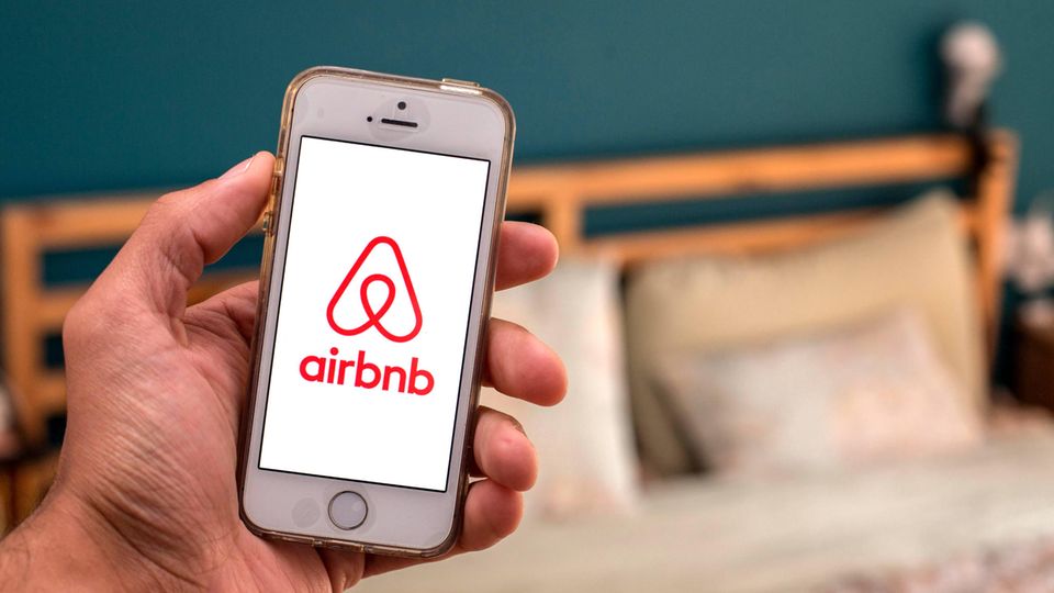 Handy mit Airbnb-App