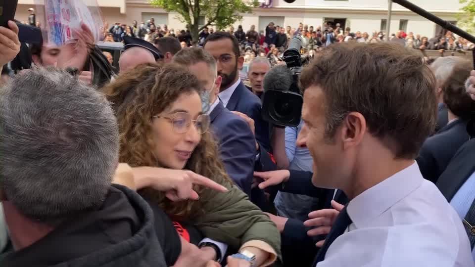 Video: Bad in der Menge für Macron Video: Bad in der Menge für Macron