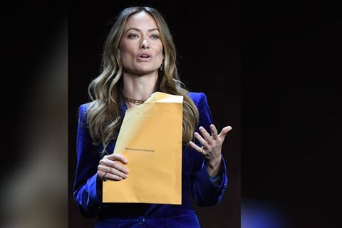 "Persönlich und vertraulich": Olivia Wilde erhält die Sorgerechtsunterlagen von ihrem Ex-Partner live auf der Bühne.