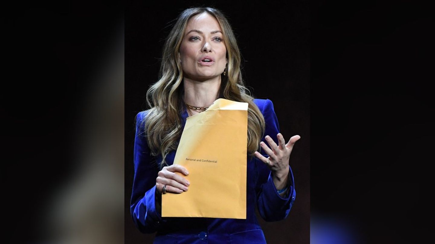 "Persönlich und vertraulich": Olivia Wilde erhält die Sorgerechtsunterlagen von ihrem Ex-Partner live auf der Bühne.