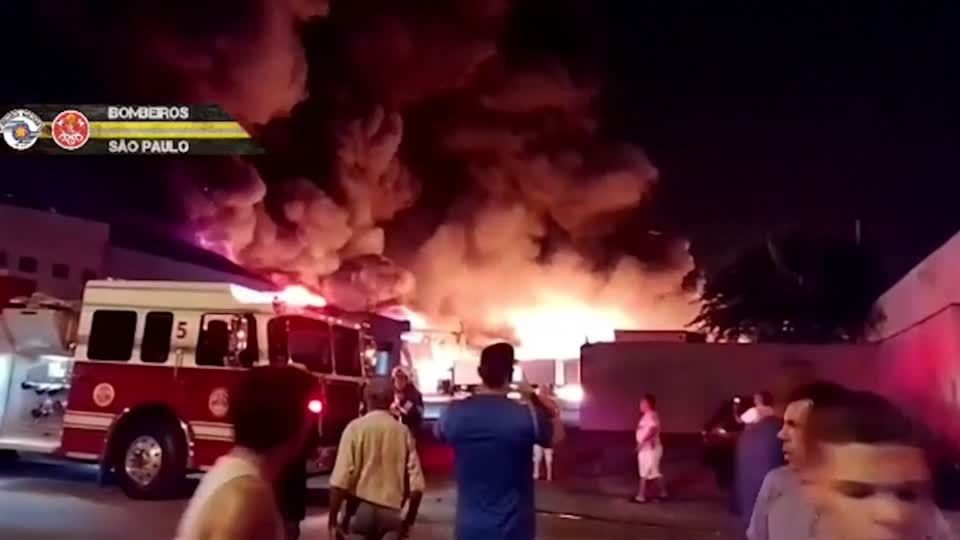 Video: Brasilien: Feuer in der Nähe des größten Flughafens Video: Brasilien: Feuer in der Nähe des größten Flughafens