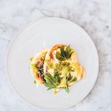 Ahornpfannkuchen      Zutaten:  Für 4 Personen  3 Eier, 250 ml Milch, 100 g Weizen-, Dinkel oder Kastanienmehl, 1/2 TL Backpulver, Salz, Abrieb von ½ Orange, 50 g flüssige Butter, Öl oder Butter zum Braten, frische junge Ahornblätter und -blüten      Zubereitung:  1. Eier, Milch, Mehl, Backpulver, Salz, Orangenschale und Butter zu einem glatten Teig verrühren und für 30 Minuten ruhen lassen.  2. In einer beschichteten Pfanne mit etwas Öl oder Butter Pfannkuchen braten. Mit Ahornblättern und -blüten garnieren.