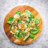 Sashimi vom Ostseelachs mit Lindenblättern      Zutaten:  Für 4 Personen  400 g Ostseelachsfilet ohne Haut, 2 EL helle Sojasauce, Saft von 1 Limette, 1 TL geröstetes Sesamöl, 2 Lindenblätter, ein paar essbare Blüten, z.B. Taubnessel oder Schafgarbe      Zubereitung:  1. Den Lachs mit einem sehr scharfen Messer in hauchdünne Scheiben schneiden.  2. Die Sojasauce mit dem Limettensaft und dem Sesamöl vermengen und mit einem Pinsel dünn auf die Lachstranchen auftragen.  3. Sashimi auf den Lindenblättern anrichten, mit Blüten garniert servieren.