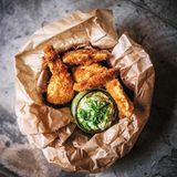 Hühnchen des Waldes      Zutaten:  Für 4 Personen  Für die Remouladensauce: 1 Ei, 1 kleine Zwiebel, 1 Gewürzgurke, 100 g Mayonnaise, 100 g Naturjoghurt, 1 EL Schnittlauchröllchen, 1 EL gehackte Petersilie, 1 EL Gewürzgurkensud, 1 TL Senf, grober Pfeffer, frischer Thymian  Für die Schwerfelporlinge: 1-2 frische, handgroße Schwefelporlinge, Mehl, 2 Eier, Paniermehl, Öl zum Frittieren, Salz, Pfeffer      Zubereitung:  1. Für die Remouladensauce Ei, Zwiebel und Gurke fein hacken. Mit Mayonnaise, Joghurt, Kräutern, Gurkensud und Senf verrühren, mit Thymian garnieren.  2. Schwefelporlinge in die gewünschte „Nuggetgröße“ schneiden.  3. Eine Panierstraße aus Mehl, verquirltem Ei und Paniermehl vorbereiten.  4. Die Pilznuggets wie ein Schnitzel erst in Mehl wenden und etwas abklopfen. Dann in dem leicht gesalzenen Ei wenden und schließlich im Paniermehl vollständig panieren.  5. In 170 °C heißem Fett goldbraun ausbacken und auf Küchenpapier legen. Mit Salz und Pfeffer würzen und mit Remouladensauce genießen.