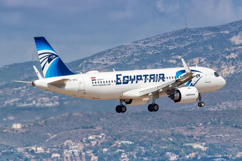 EgyptAir-Flugzeug über Athen.