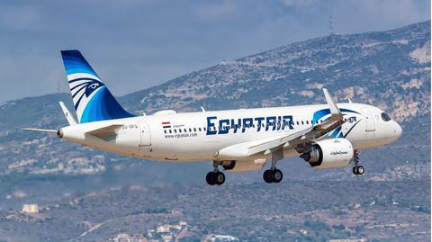 EgyptAir-Flugzeug über Athen.