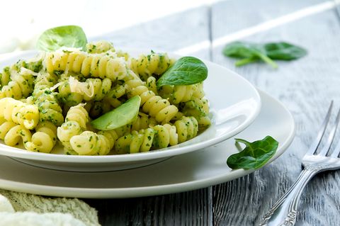 Pasta mit einer grünen Soße aus Spinat