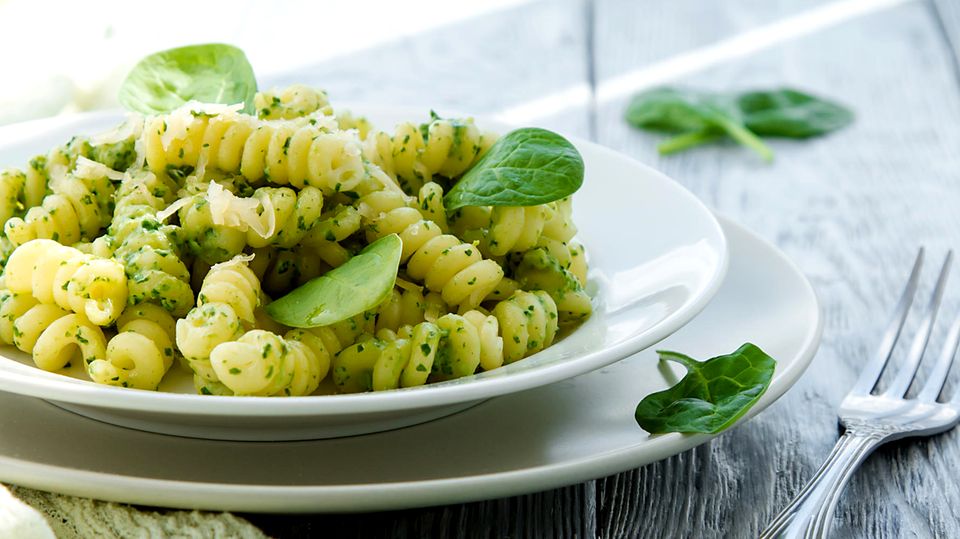 Rezept für Green Godess Pasta Pasta mit einer grünen Soße aus Spinat
