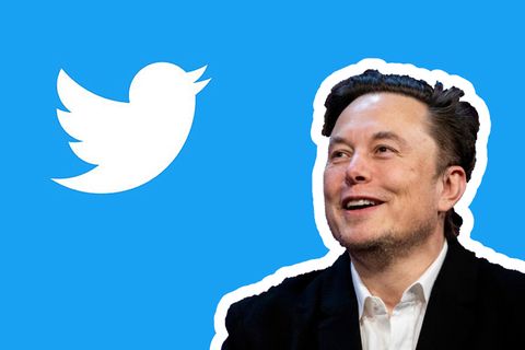 Elon Musk schaut in einer Bildmontage auf das Twitter-Logo
