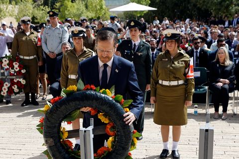 Der israelische Präsident Jitzchak Herzog legt an der Holocaust-Gedenkstätte Yad Vashem einen Kranz nieder  