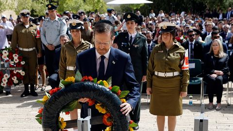 Der israelische Präsident Jitzchak Herzog legt an der Holocaust-Gedenkstätte Yad Vashem einen Kranz nieder  
