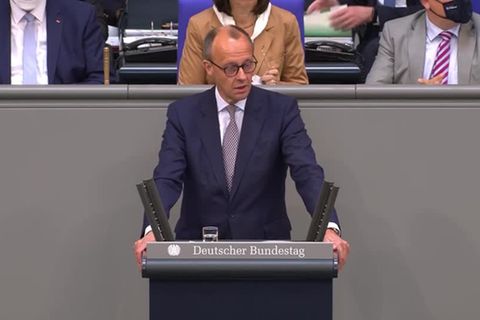 Krieg in der Ukraine: "Scholz beantwortet nur Fragen, die nicht gestellt worden sind": Waffenlieferungen sorgen für hitzige Debatte