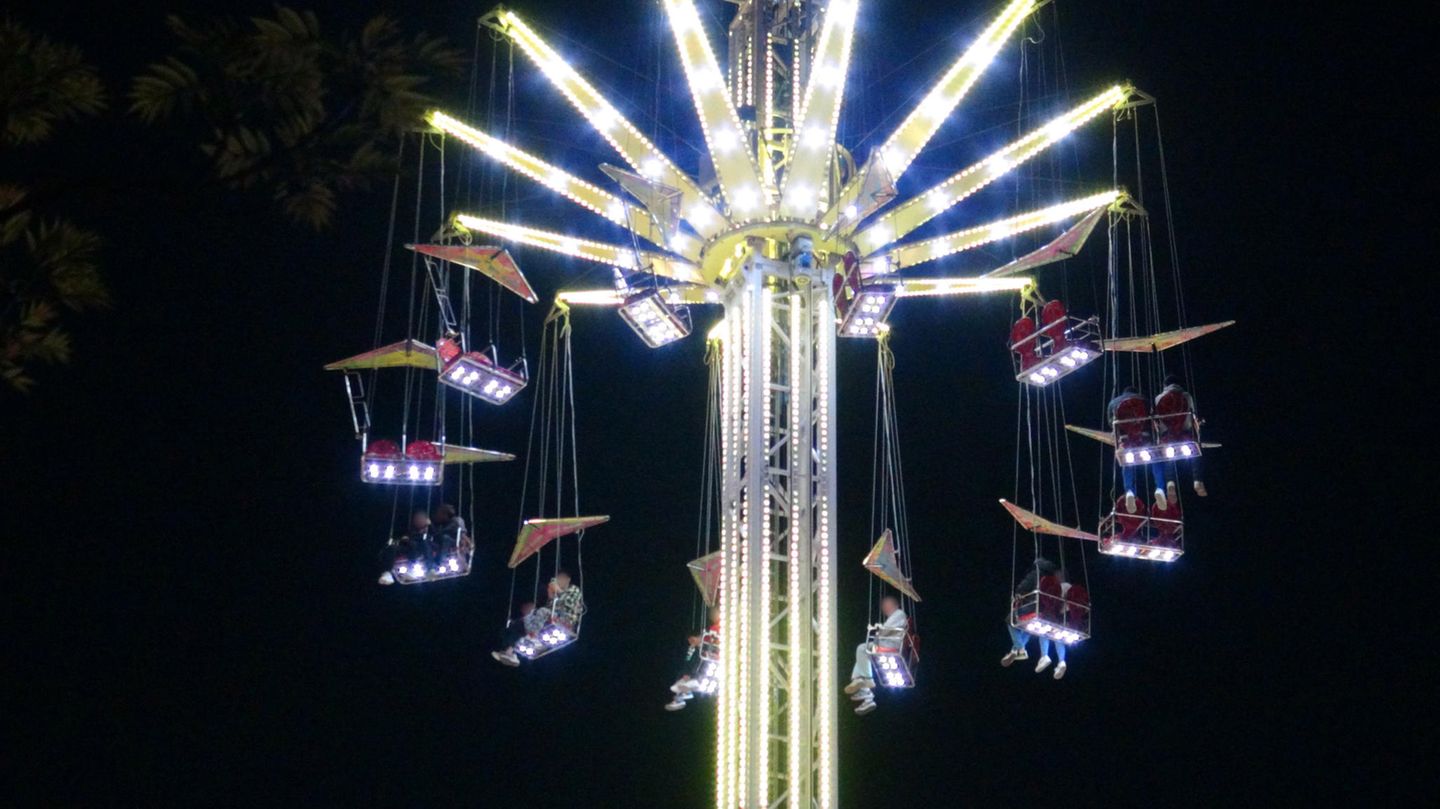 Aachen: Fair visitors trapped on a carousel 25 meters high