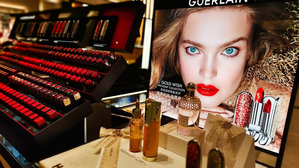 Kurz nach dem Ende der Maskenpflicht stiegen die Verkäufe von Lippenstiften in Deutschland und Frankreich schlagartig an
