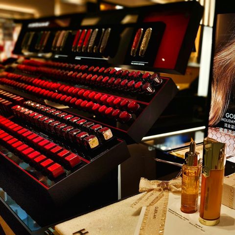 Kurz nach dem Ende der Maskenpflicht stiegen die Verkäufe von Lippenstiften in Deutschland und Frankreich schlagartig an