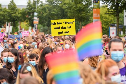 Zahlreiche Demonstranten und Demonstrantinnen ziehen während des Christopher Street Day 2021 durch Oldenburg
