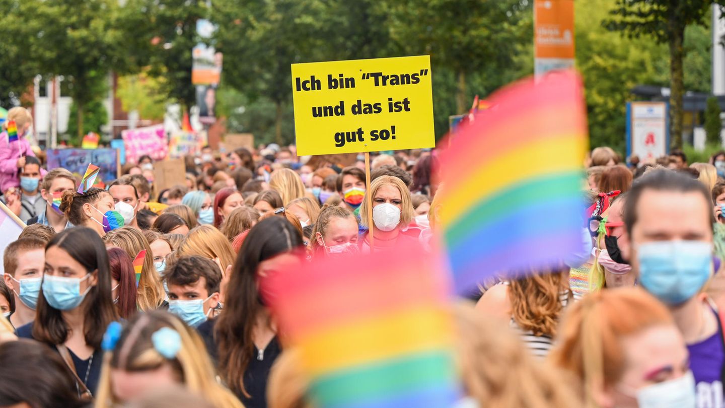 Zahlreiche Demonstranten und Demonstrantinnen ziehen während des Christopher Street Day 2021 durch Oldenburg