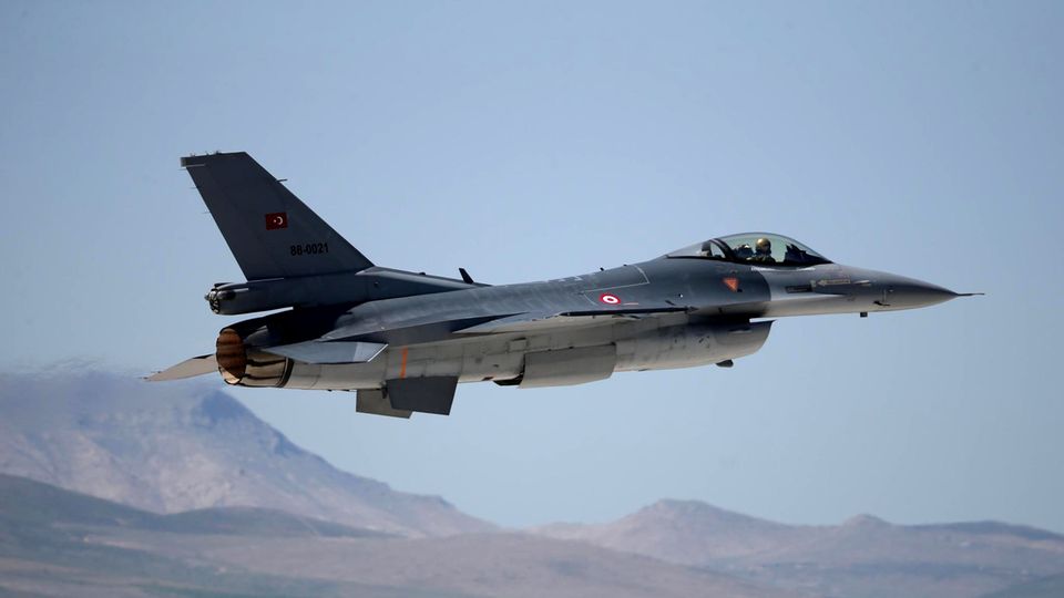 Ein türkischer Kampfjet in der Luft, die Flugzeuge dringen immer wieder nach Griechenland ein