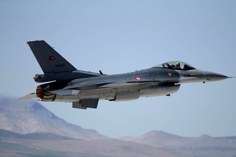 Ein türkischer Kampfjet in der Luft, die Flugzeuge dringen immer wieder nach Griechenland ein