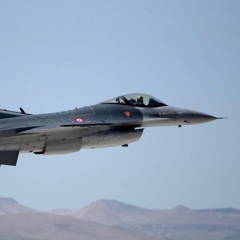 Ein türkischer Kampfjet in der Luft, die Flugzeuge dringen immer wieder nach Griechenland ein