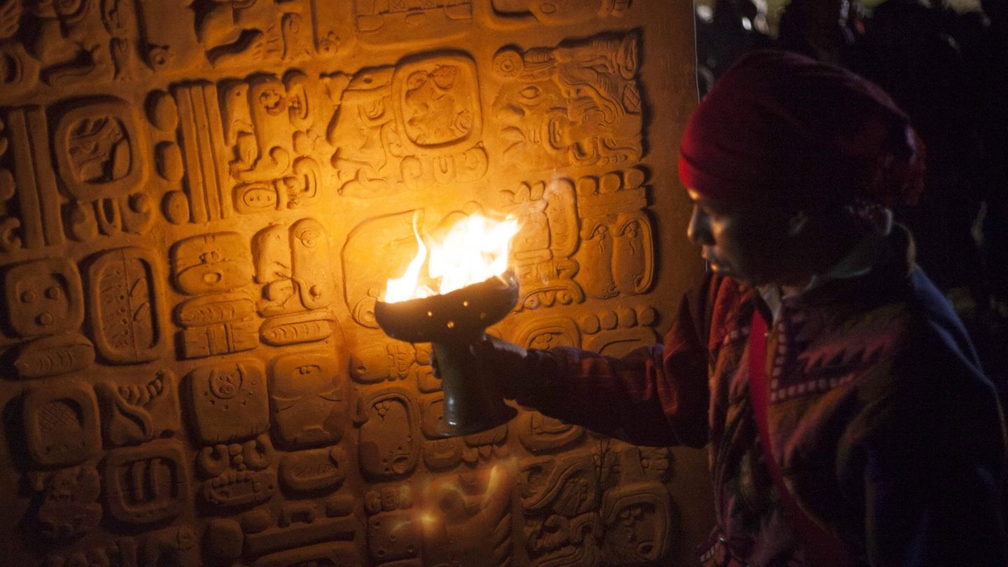 Ein Eingeborener aus Guatemala in einer Ausgrabungsstätte