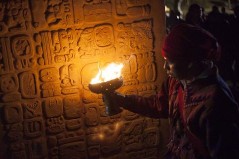 Ein Eingeborener aus Guatemala in einer Ausgrabungsstätte