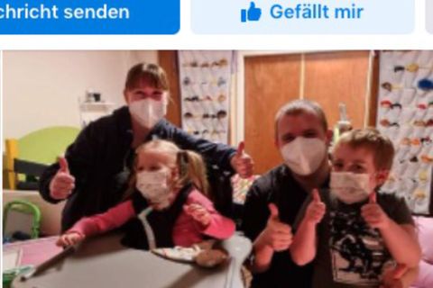 Die Kinder der Familie A. erhalten eine Covid-19-Impfung