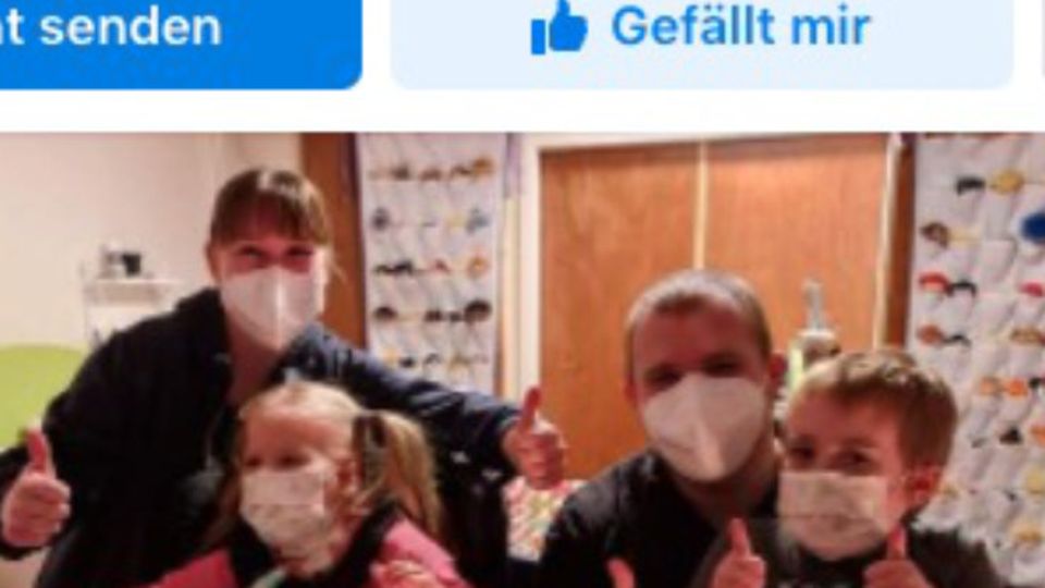 Die Kinder der Familie A. erhalten eine Covid-19-Impfung