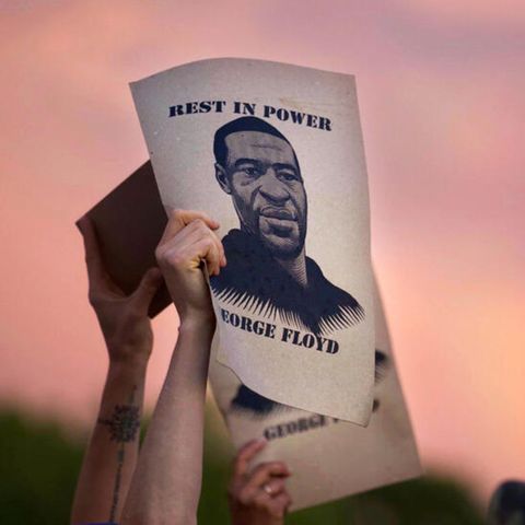 Demonstranten in Minneapolis halten während eines Protestes Zettel mit dem Porträt von George Floyd