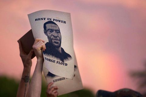 Demonstranten in Minneapolis halten während eines Protestes Zettel mit dem Porträt von George Floyd