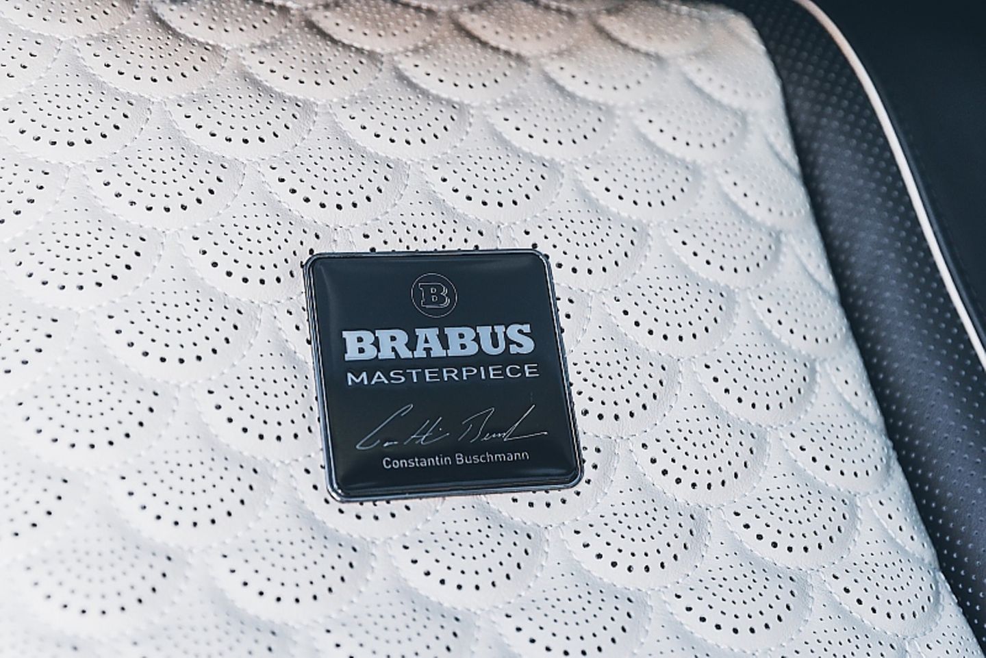 Feinstes Leder im Brabus 900 GLS Maybach