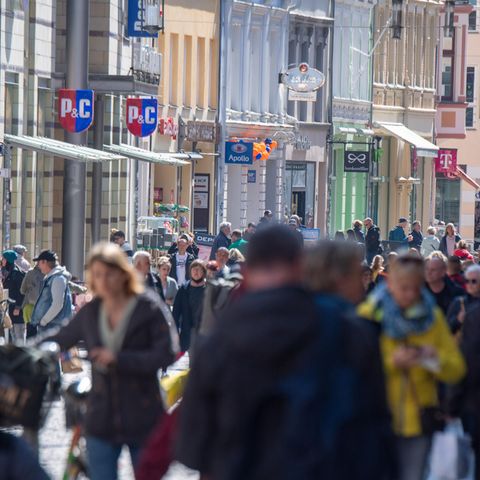 Belebte Einkaufstraße in Stralsund.