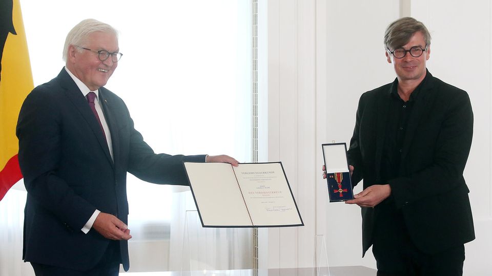 Neun-Euro-Ticket Jaroslav Rudiš Frank-Walter Steinmeier Frank-Walter Steinmeier verleiht Jaroslav Rudiš das Bundesverdienstkreuz