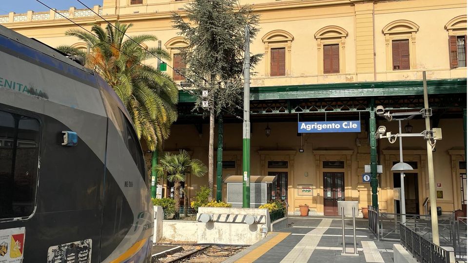 Neun-Euro-Ticket Sizilien Lappland Jaroslav Rudiš Der Beginn einer Reise durch Europa: der Bahnhof von Agrigento auf Sizilien