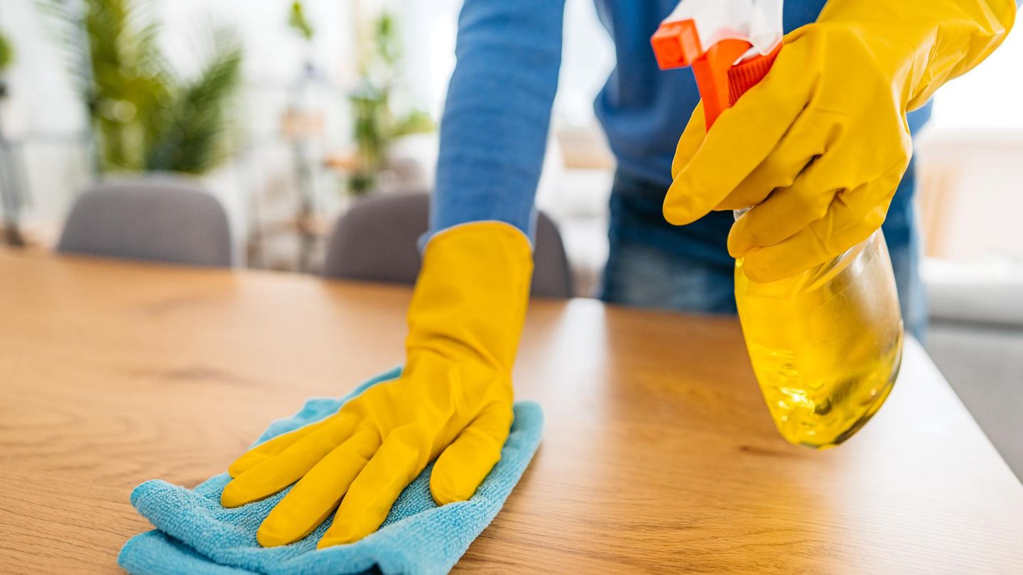 Ein Mann wischt Staub