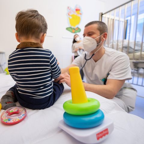 Ein Arzt untersucht ein Kind in einem Klinikum in Stuttgart.