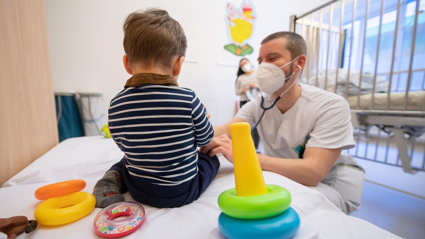 Ein Arzt untersucht ein Kind in einem Klinikum in Stuttgart.
