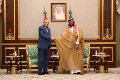 Präsident Tayyip Erdogan schüttelt die Hand des saudischen Kronprinzen Mohammed bin Salman