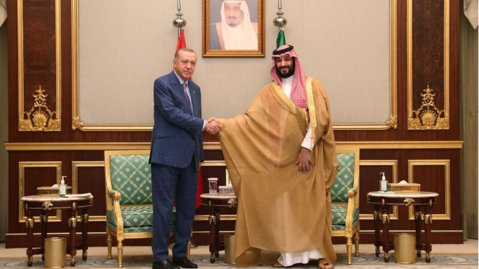 Präsident Tayyip Erdogan schüttelt die Hand des saudischen Kronprinzen Mohammed bin Salman