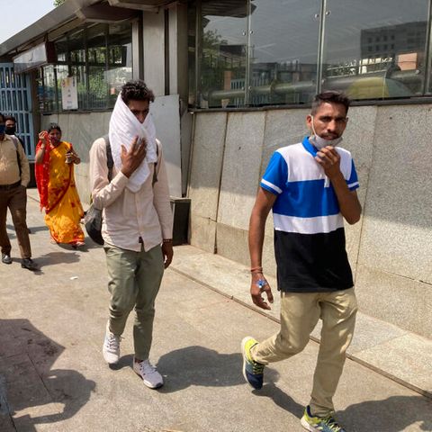 Ein Mann in Indien versucht sich mit einem Tuch gegen die Hitze zu schützen