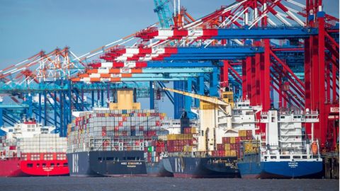 Bremerhaven: Schiffe liegen im Containerhafen