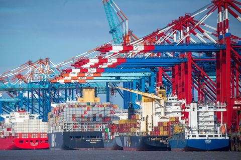 Bremerhaven: Schiffe liegen im Containerhafen