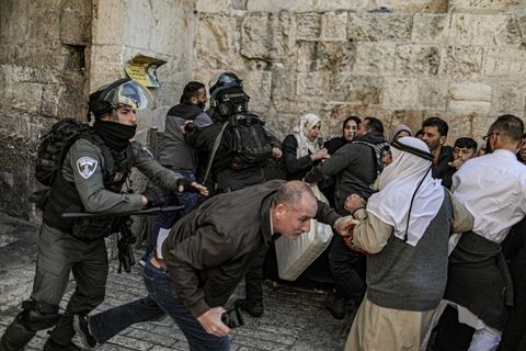 Israelische Sicherheitskräfte gehen bei Zusammenstößen mit Palästinensern in Stellung