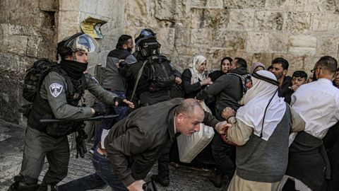 Israelische Sicherheitskräfte gehen bei Zusammenstößen mit Palästinensern in Stellung