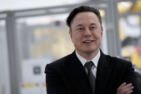Portraitbild von Elon Musk mit lächelndem Gesichtsausdruck