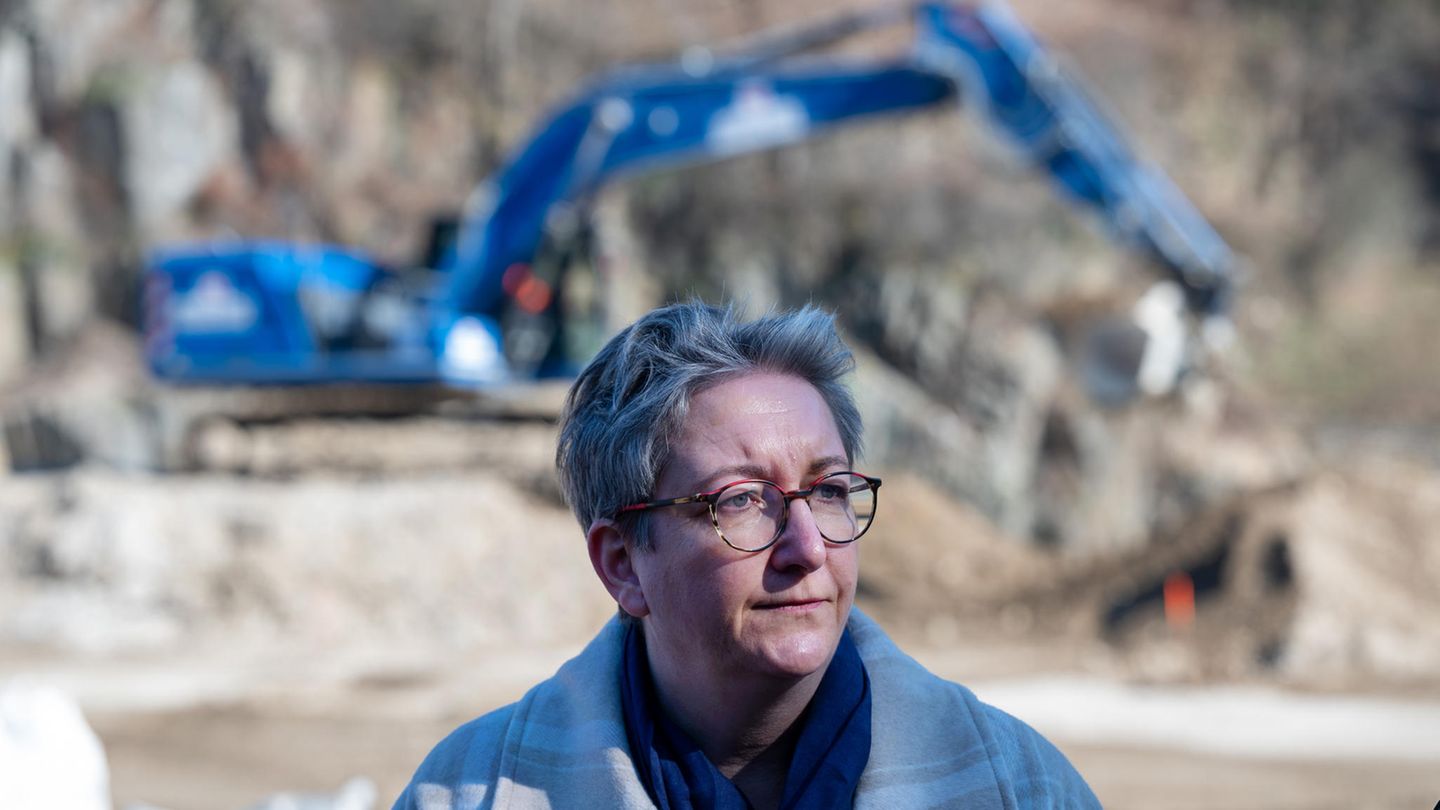 Bauministerin Klara Geywitz vor einem Kran