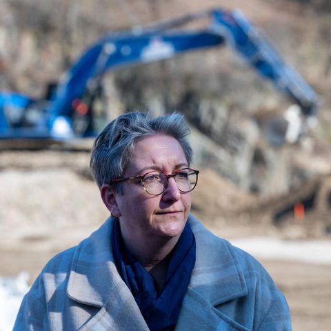 Bauministerin Klara Geywitz vor einem Kran