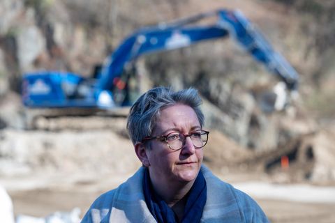 Bauministerin Klara Geywitz vor einem Kran